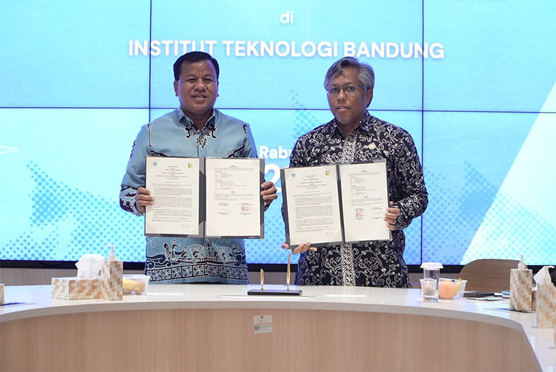Bupati Kuansing H Suhardiman Amby-Rektor ITB, Prof Dr Ir Tatacipta Dirgantara MT memperlihatkan MoU kerja sama pendidikan, Rabu (21/1/2026) di Bandung.
