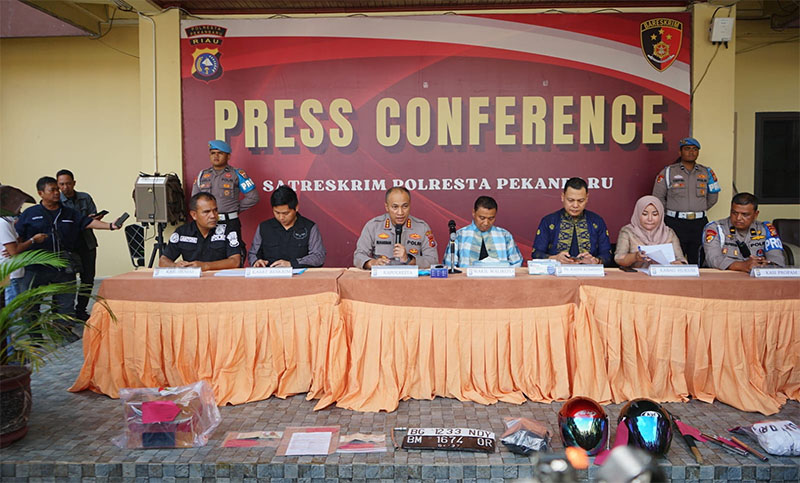 Kapolresta Pekanbaru Kombes Pol Muharman Arta, bersama Wawako Markarius Anwar saat ekspos sejumlah kasus di halaman belakang Mapolresta Pekanbaru, Kamis (22/1/2026).