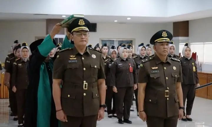 Kasubbagbin Rein Lesmana Musri dan Kasi Intel Kejari Pekanbaru Mey Ziko diambil sumpah jabatan, Kamis (22/1/2026).