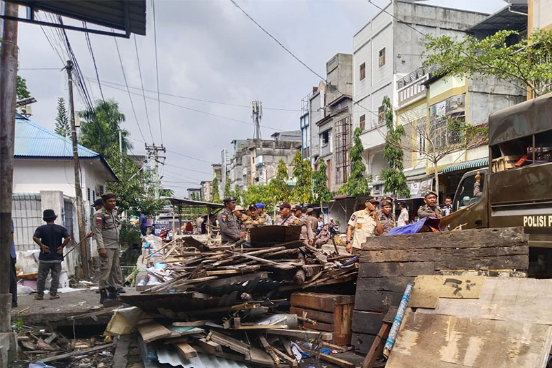 Material dari lapak dagangan yang dibongkar pada saat penertiban dilakukan Tim Gabungan di Jalan Sumatera Laut, Bagansiapiapi, Kamis (22/1/2026).