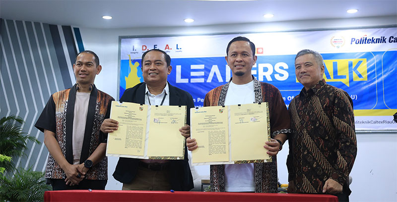 Wako Agung Nugroho saat penandatanganan MoU bersama PCR yang digelar dalam rangkaian kegiatan Leaders Talk di Auditorium Politeknik Caltex Riau