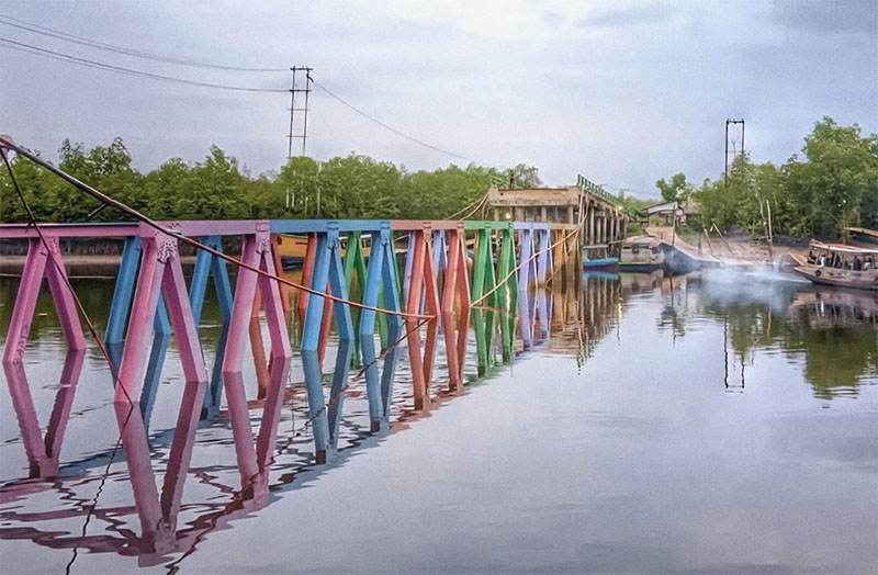 Kondisi jembatan Sungai Perumbi yang ambruk hingga menutup akses keluar-masuk perahu dari hulu dan hilir sungai.