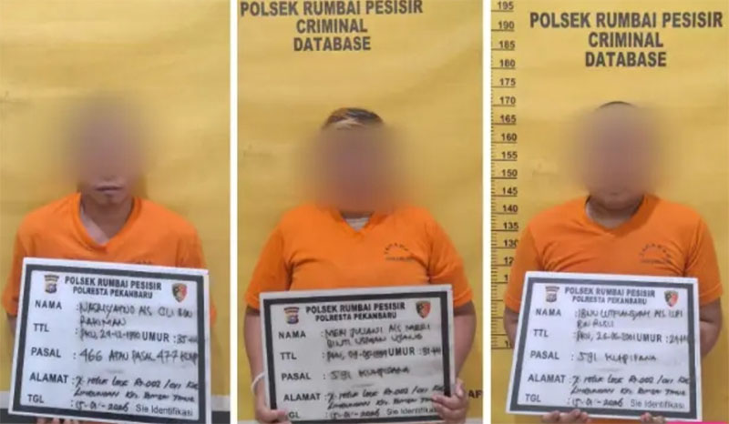 Tiga pelaku curat dan penadahan saat diamankan Polsek Rumbai Pesisir.