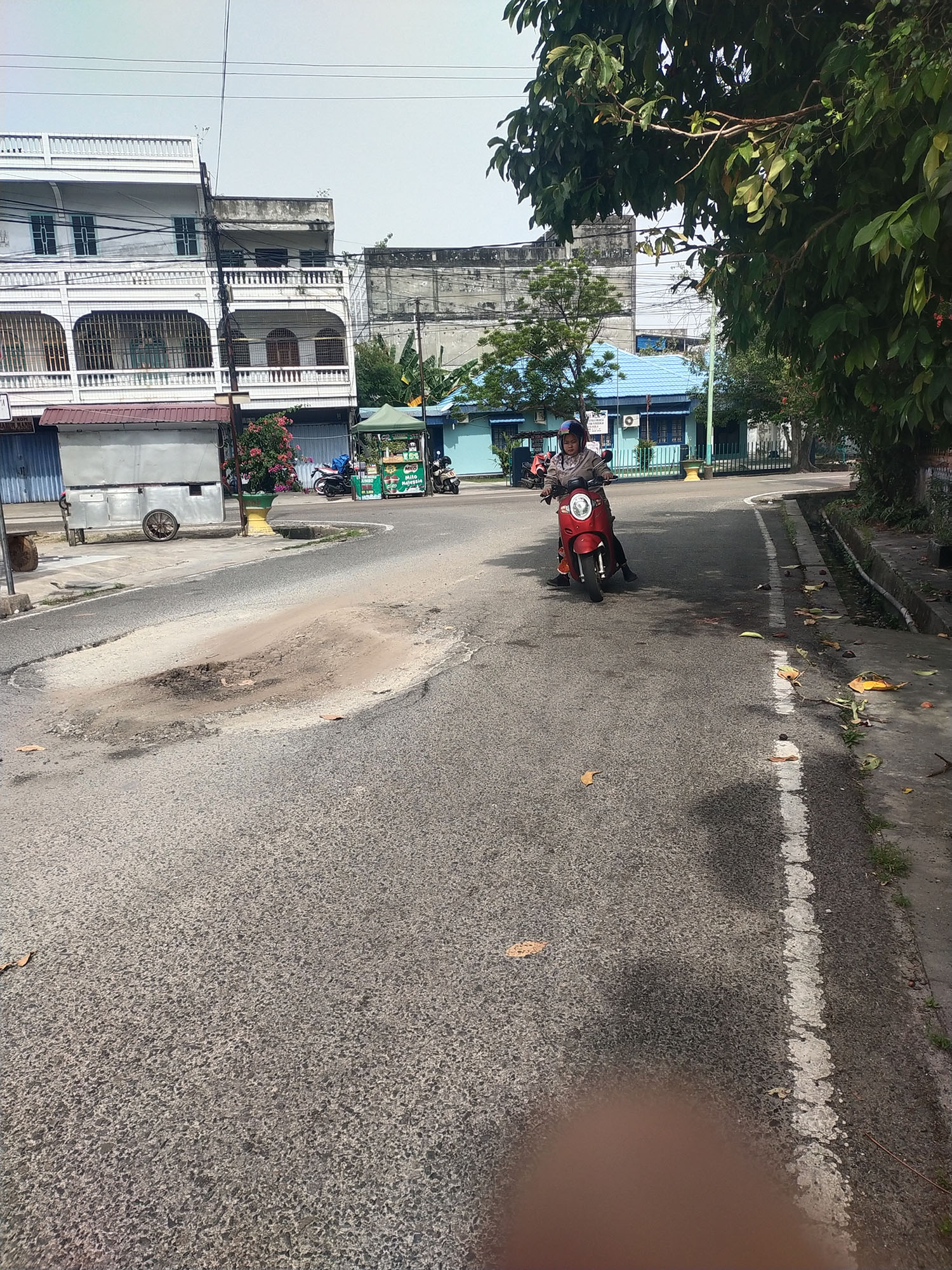 Kondisi jalan rusak di tengah Kota Bengkalis, tepatnya di Jalan Hasanuddin Kelurahan Bengkalis Kota yang sudah lama tak tersentuh perbaikan, Rabu (21/1/2026).