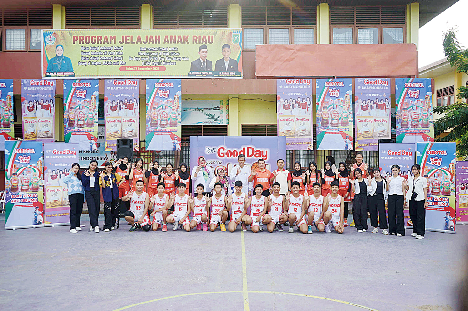 Perwakilan Sponsor, Majelis Guru, Tim Basket Putra dan Putri, dan tim Dance SMAN 5 Pekanbaru foto bersama saat roadshow Kopi Good Day Goes to School  di  SMAN 5 Pekanbaru, Rabu (21/1/2026).