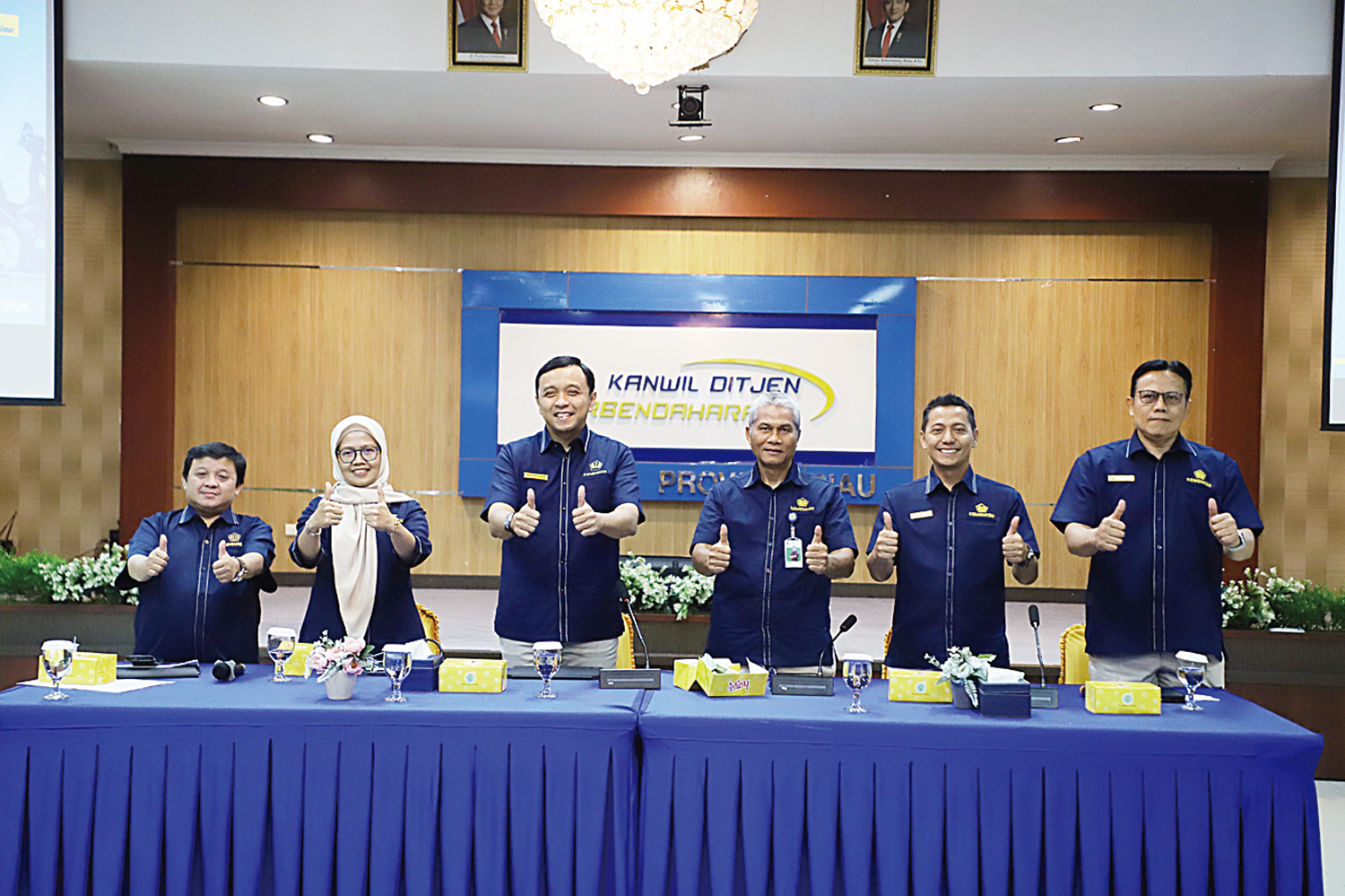 Kepala Kanwil DJP Riau Ardiyanto Basuki (tiga kiri) foto bersama dengan jajaran Kemenkeu Satu Riau di Kanwil DJP Riau, belum lama ini.