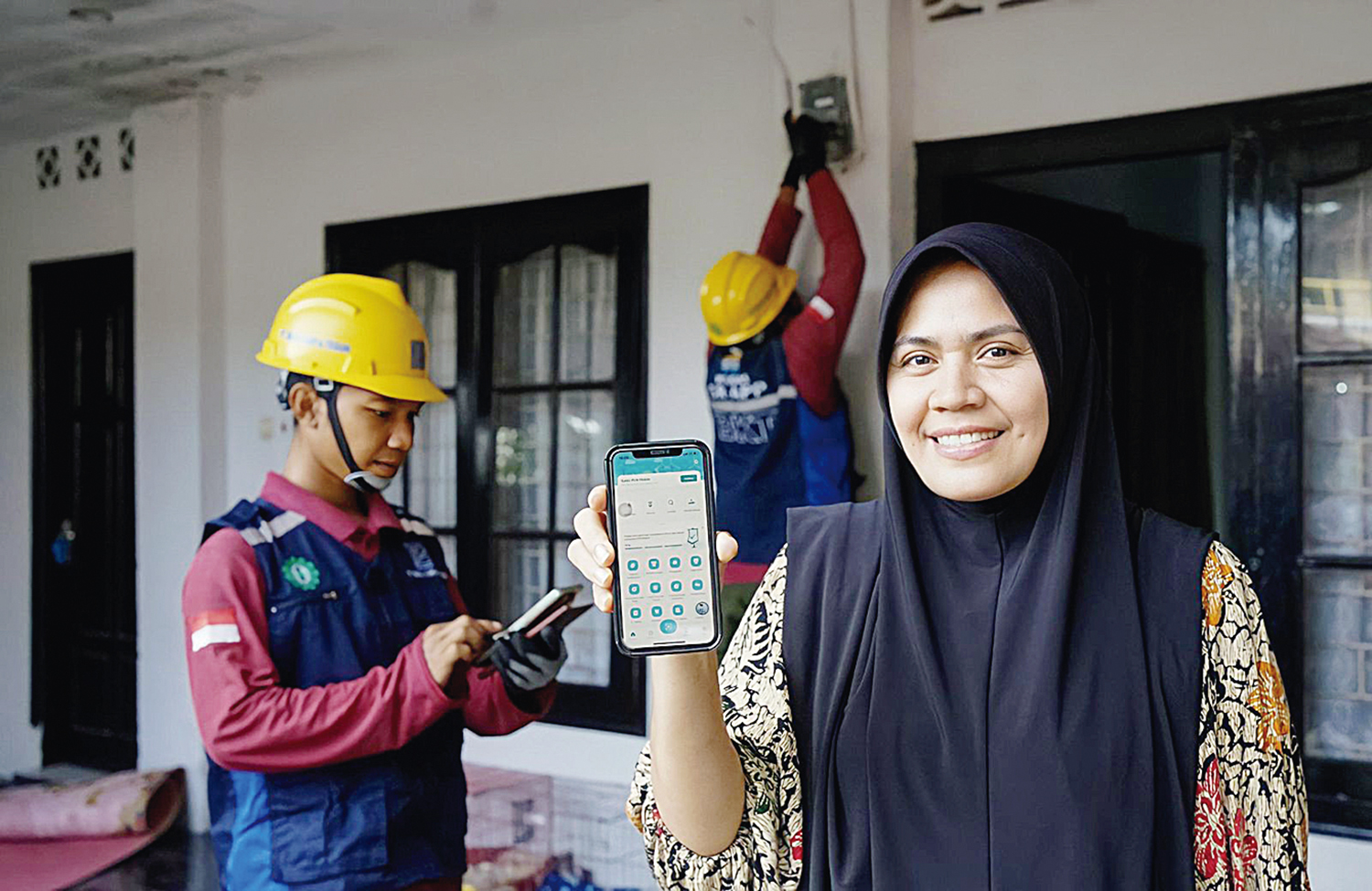 Seorang pelanggan saat menunjukkan aplikasi PLN Mobile, belum lama ini. Aplikasi ini mengintegrasikan seluruh kebutuhan layanan kelistrikan dalam satu genggaman.