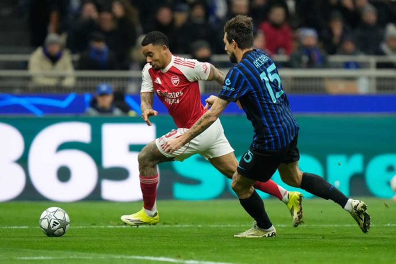 Pemain Arsenal, Gabriel Jesus berebut bola dengan pemain Inter Milan, Francesco Acerbi, dalam pertandingan Liga Champions, Rabu (21/1/2026).