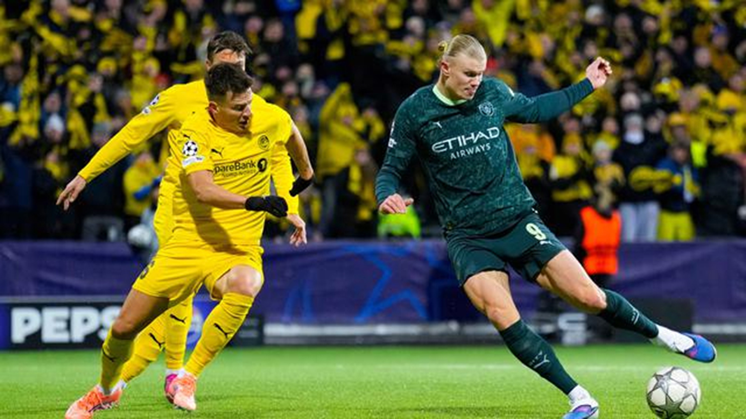 Pemain Manchester City, Erling Haaland (kanan), dikawal ketat pemain Bodo/Glimt, Jostein Gundersen, dalam pertandingan Liga Champions di Norwegia, Rabu (21/1/2026).