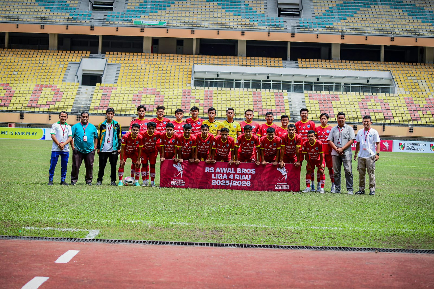 Pemain dan ofisial Nabil FC berfoto bersama sebelum menghadapi PSC Young Abadi FC dalam pertandingan RS Awal Bros Liga 4 Zona Riau 2025/2026 di Stadion Utama Riau.