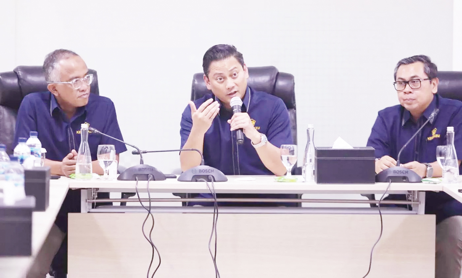 Wamenkeu Thomas Djiwandono (tengah) menyampaikan keterangan kepada wartawan di Kompleks Kemenkeu, Jakarta, belum lama ini.