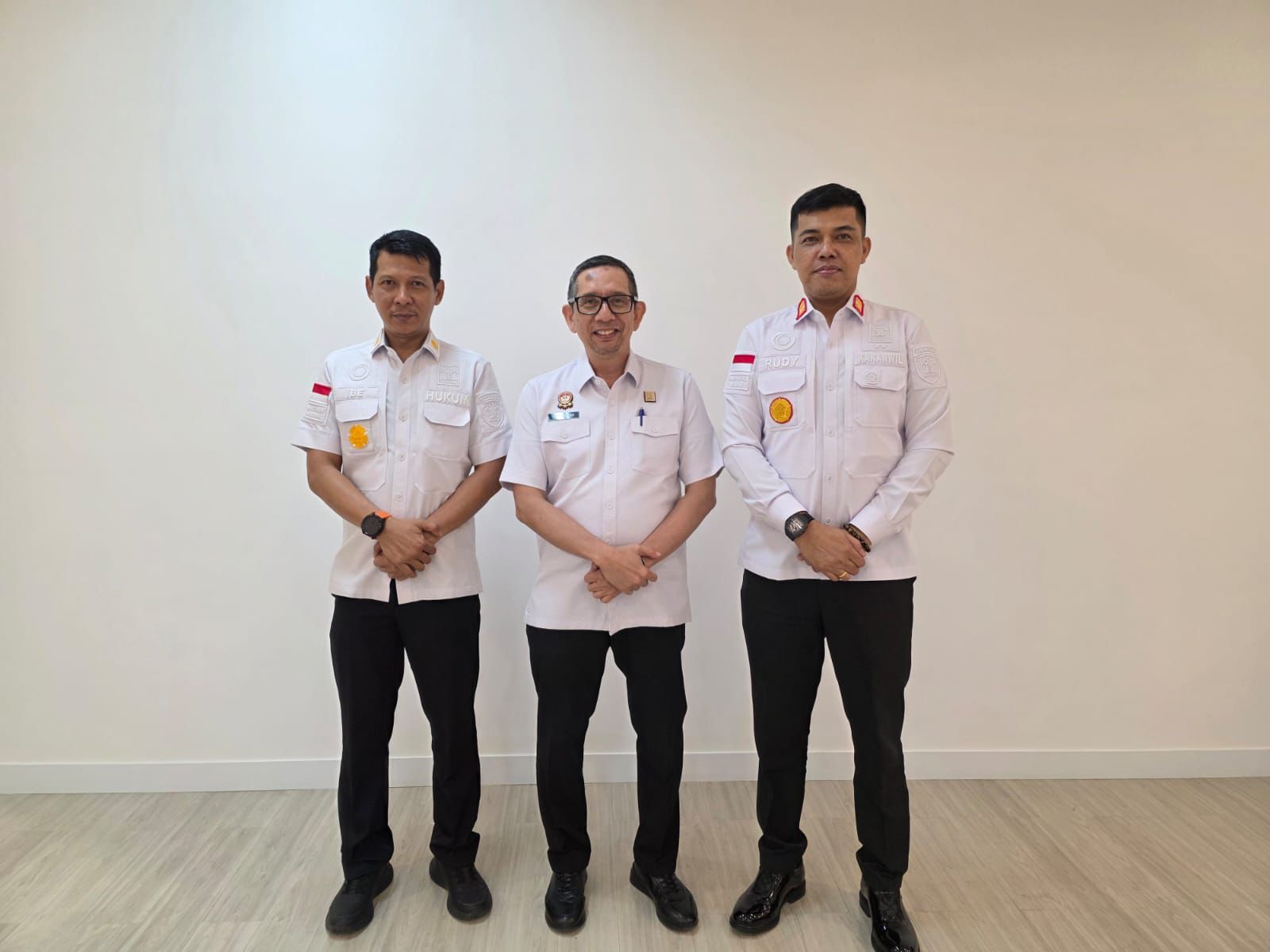 Kepala Kanwil Kemenkum Riau Rudy Hendra Pakpahan (kanan) berfoto bersama Dirjen Kekayaan Intelektual Kemenkum RI Hermansyah Siregar (tengah) saat melaksanakan koordinasi ke Jakarta, Rabu (21/1/2026).
