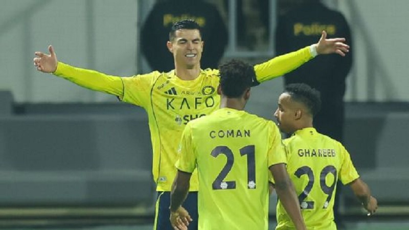 Cristiano Ronaldo merayakan gol ke-960 dalam kariernya saat Al Nassr menang atas Damac.