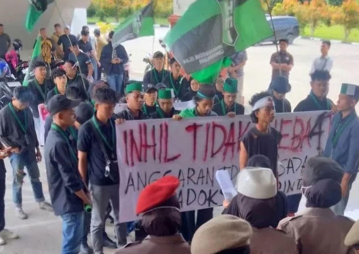 Sejumlah mahasiswa menggelar aksi demonstrasi di depan gedung DPRD Inhil Jalan Subrantas Tembilahan menuntut APBD 2026 segera disahkan, Kamis (22/1/2026).
