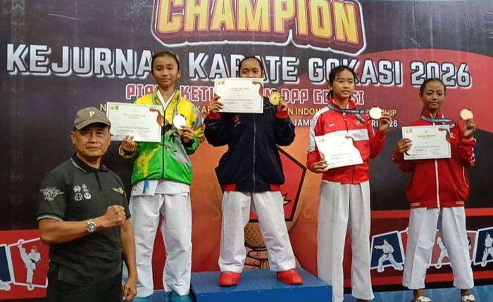 Alesha Ayudia Inara (jaket kuning hijau), menjadi salah atlet berprestasi pada Kejurnas Karate Gokasi yang digelar di Jambi, 17-18 Januari lalu.