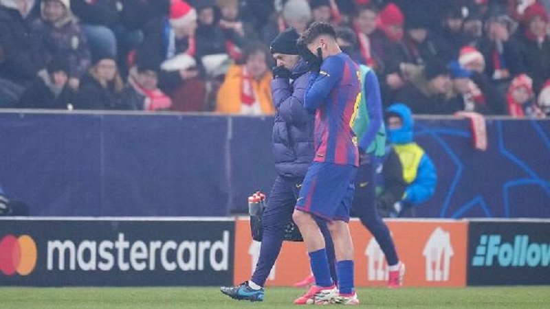 Gelandang Barcelona, ​​Pedri, meninggalkan lapangan setelah mengalami cedera di Liga Champions.