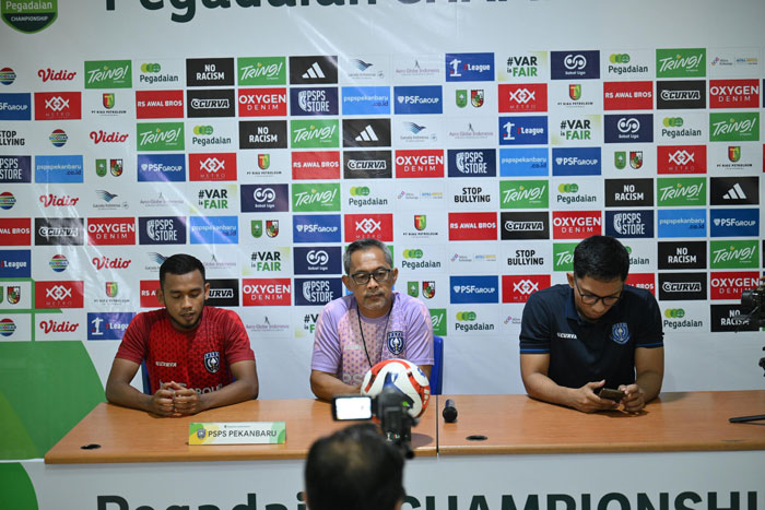 Konferensi pers pelatih PSPS Pekanbaru Aji Santoso (tengah) didampingi pemain Ilham Syafri (kiri) jelang laga kontra Adhyaksa FC Banten, Kamis (22/1/2026) di Stadion Kaharuddin Nasution.