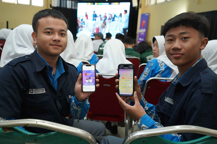 Dua siswa SMK Negeri 1 Cimahi memperlihatkan flatfrom Internet BAIK di layar handphonenya saat workshop untuk pelajar, Rabu (21/1/2026).