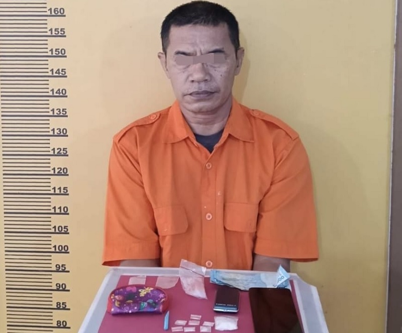 Tersangka yang juga PNS Kantor Camat Pasir Penyu berinisial RAT diamankan Satres Narkoba Polres Inhu, Kamis (22/1/2026)