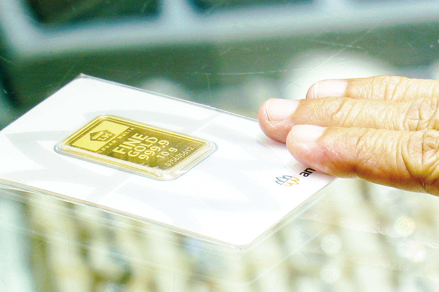 Pedagang memperlihatkan emas mulia seberat 10 gram di Toko Emas Asia STC, Pekanbaru, Kamis (22/1/2026).