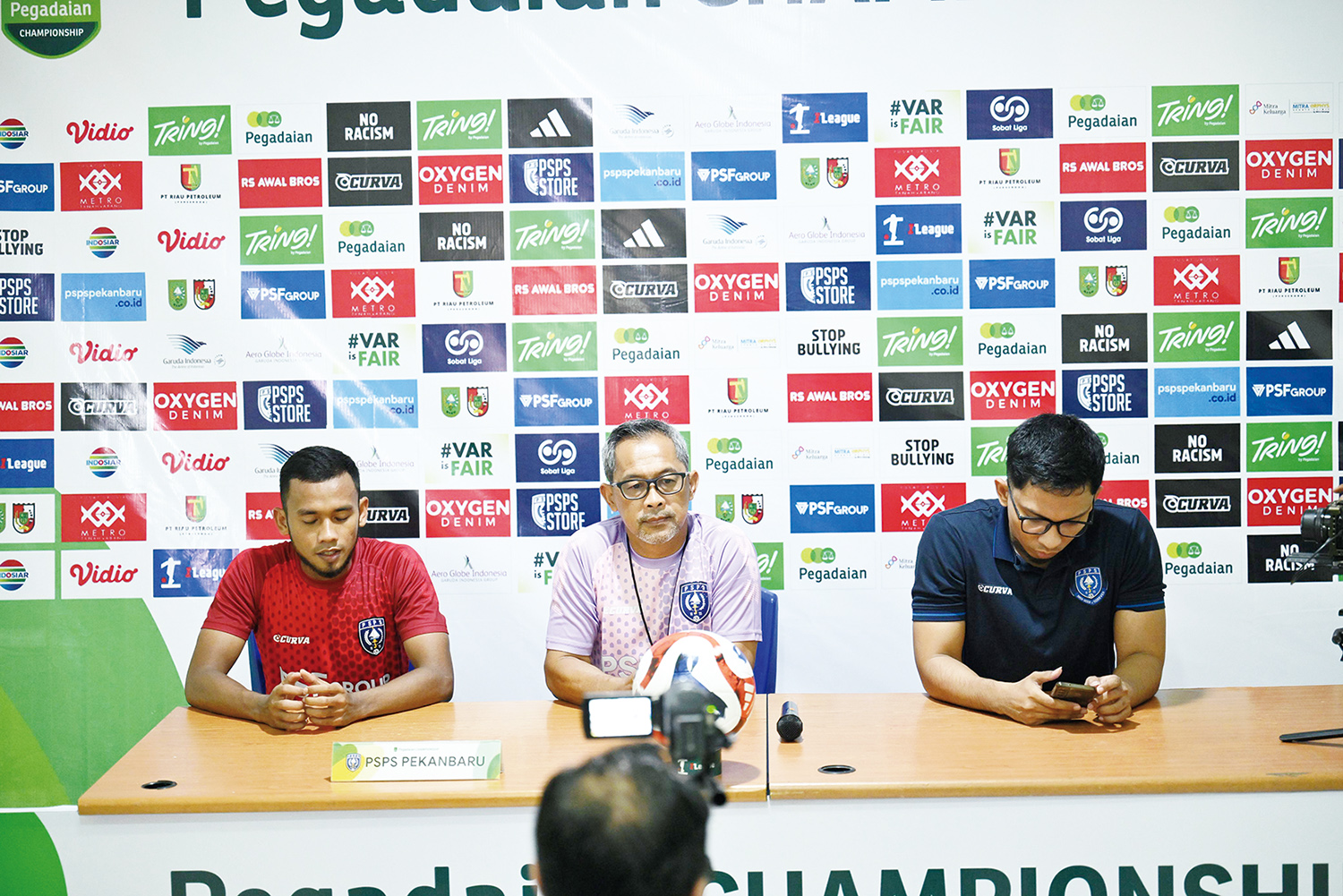 Pelatih PSPS Aji Santoso didampingi pemain Ilham Syafri memberikan keterangan pers persiapan menghadapi Adhyaksa FC di Stadion Kaharuddin Nasution, Pekanbaru, Kamis (22/1/2026).