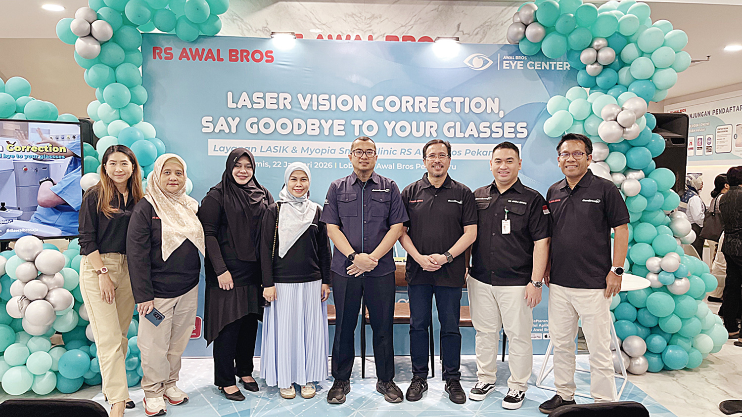 Manajemen dan Tim Medis RS Awal Bros Pekanbaru berfoto bersama usai peresmian layanan Laser Vision Correction Center (LASIK), Kamis (22/1/2026).