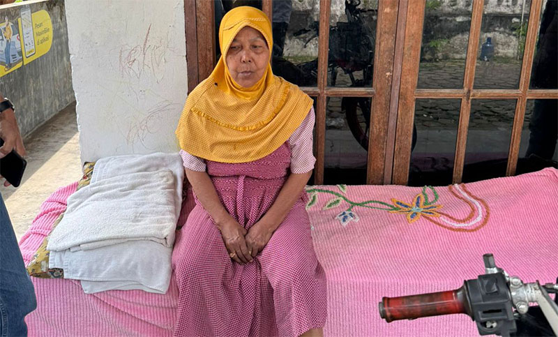 Nenek Jasmiati yang tidur di halaman bekas rumahnya.