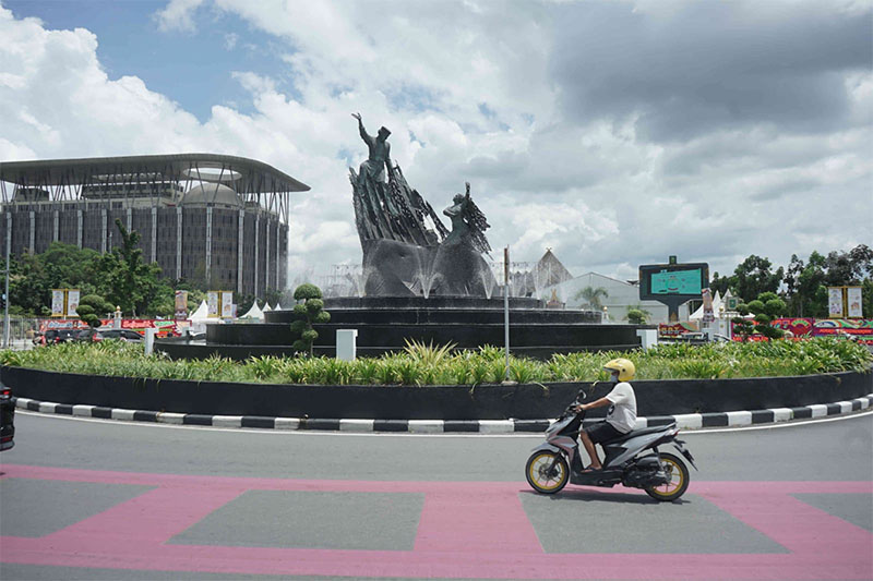 Tugu Zapin di Jalan Sudirman Pekanbaru.