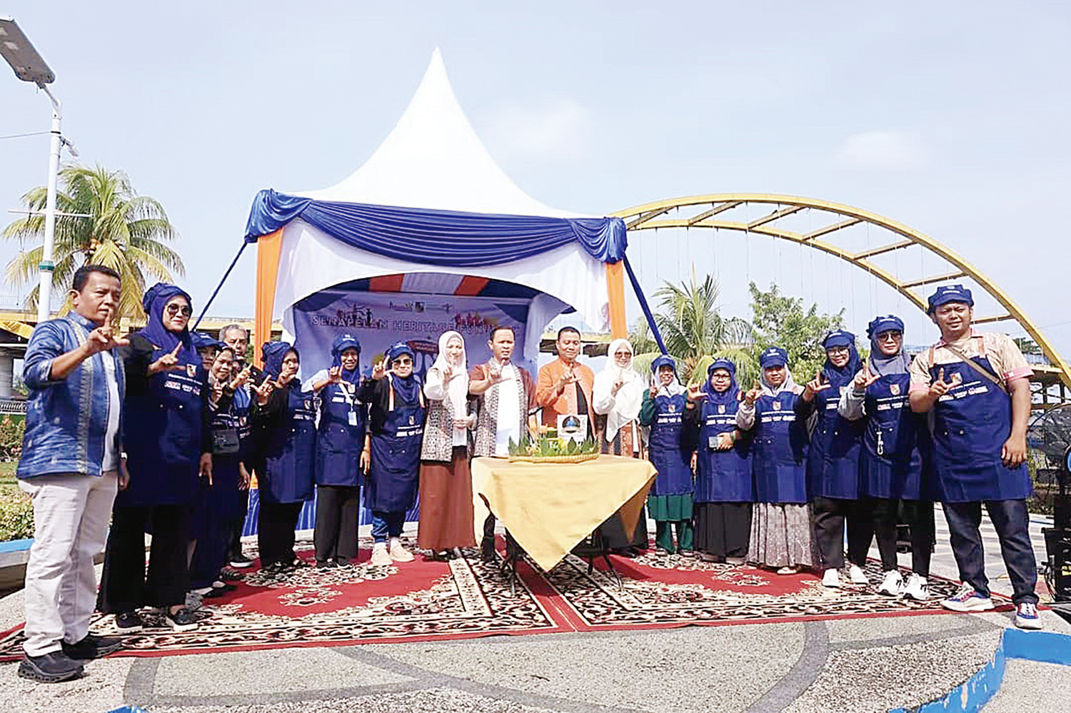 Wali Kota Pekanbaru Agung Nugroho beserta istri dan Wawako Markarius Anwar  beserta istri foto bersama saat membuka iven Senapelan Heritage  Fun Walk, Kamis (22/1/2026).
