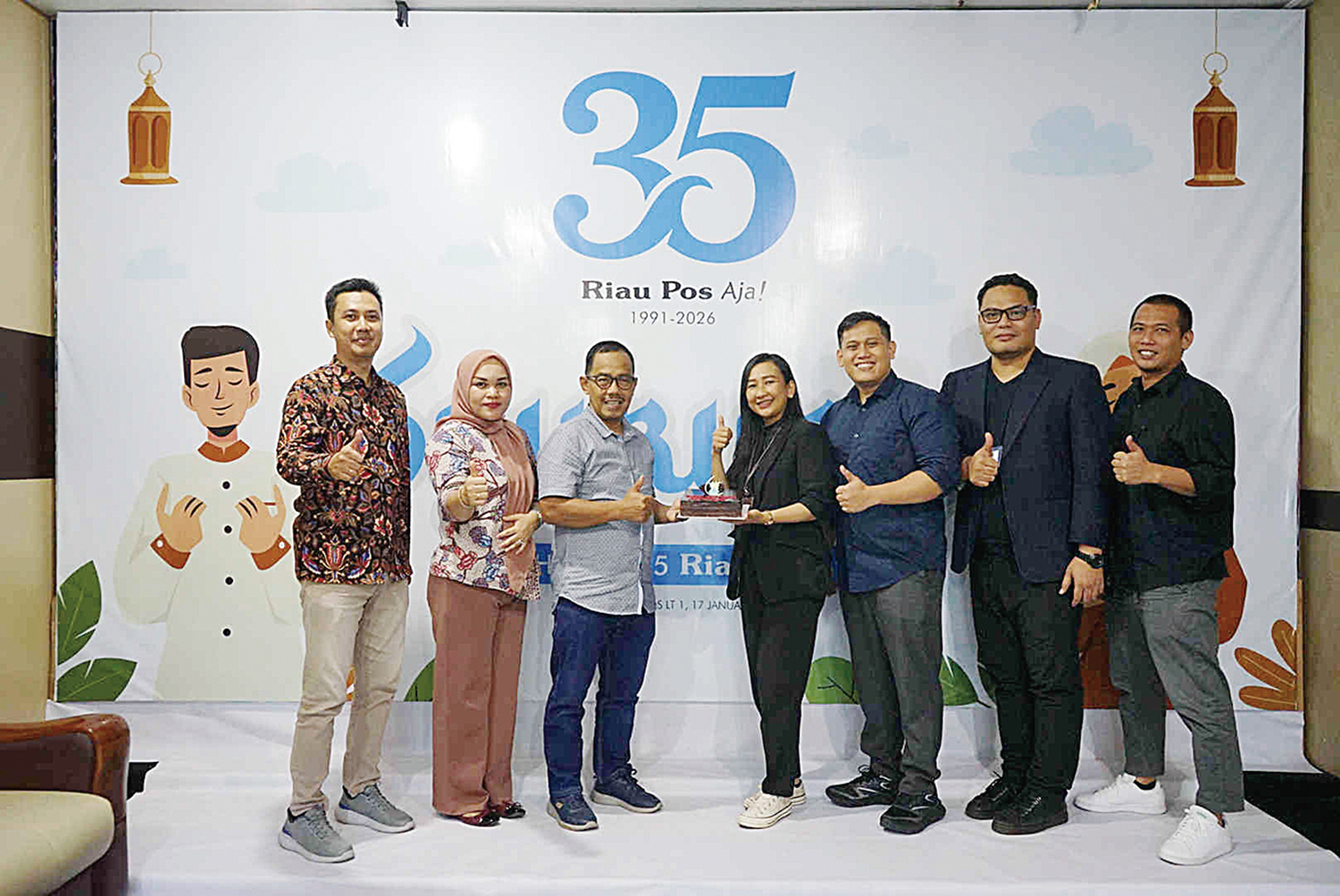 Executive Secretary Fox Hotel Pekanbaru Artika Miradona (empat kanan), MBM Peli Perdana Lauser (tiga kanan), DOS Fox Hotel Nanang Hermana (dua kanan), CE Fox Hotel Doli Ananta Siregar (kanan),  Direktur Riau Pos Asmawi Ibrahim (tiga kiri) bersama Tim ikla