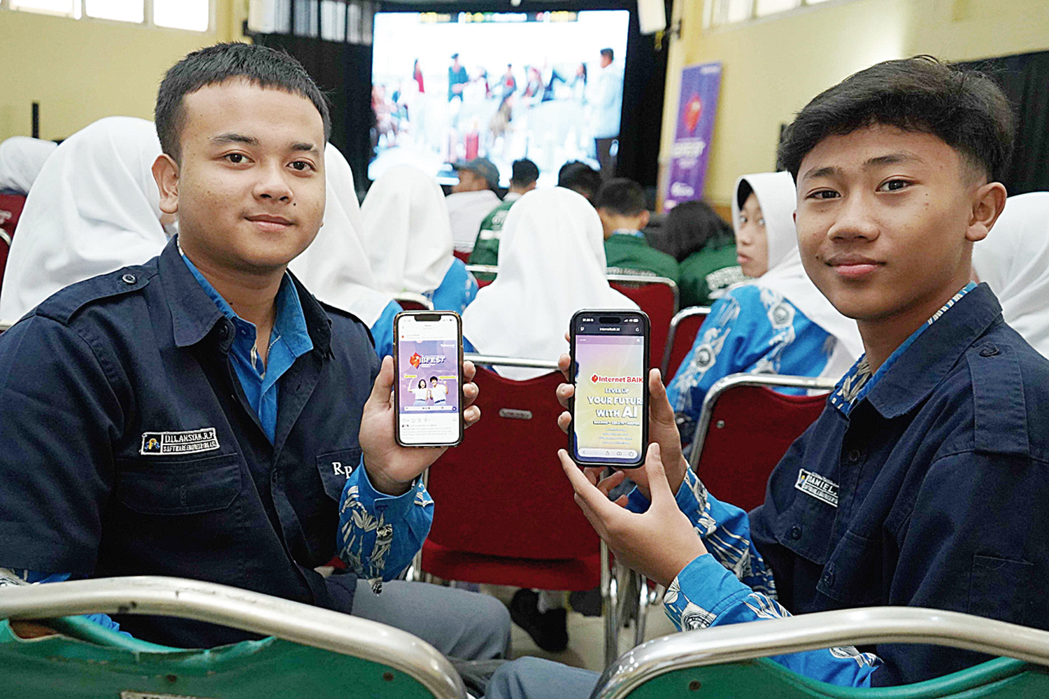 Dua siswa SMK Negeri 1 Cimahi memperlihatkan platfrom Internet Baik di layar handphone-nya saat workshop untuk pelajar, Rabu (21/1/2026).