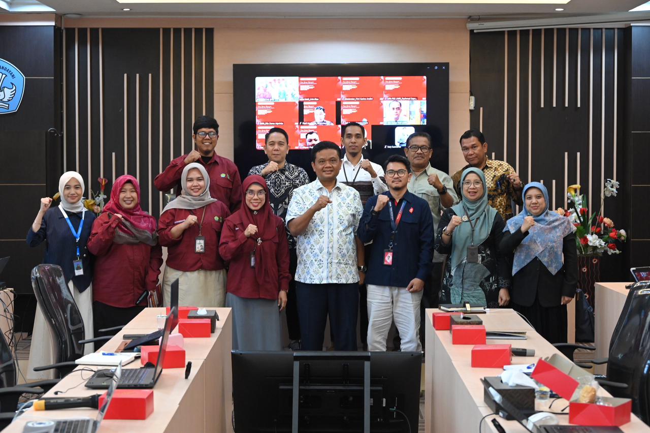 Pimpinan Unri foto bersama dengan perwakilan Tanoto Foudation,