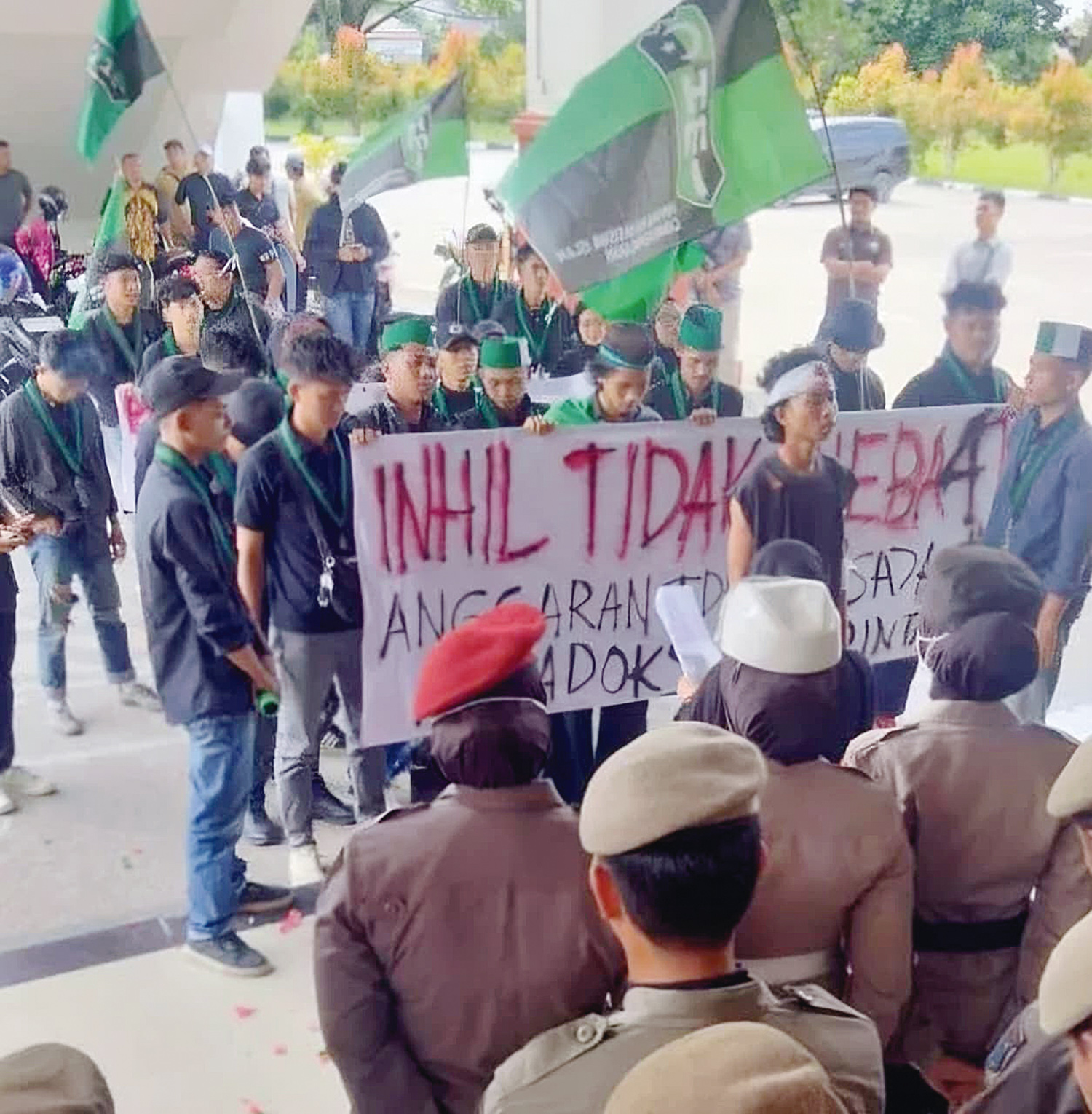 Sejumlah mahasiswa saat melakukan aksi unjuk rasa di Gedung DPRD Inhil di Jalan HR Soebrantas, Tembilahan, Kamis (22/1/2026).