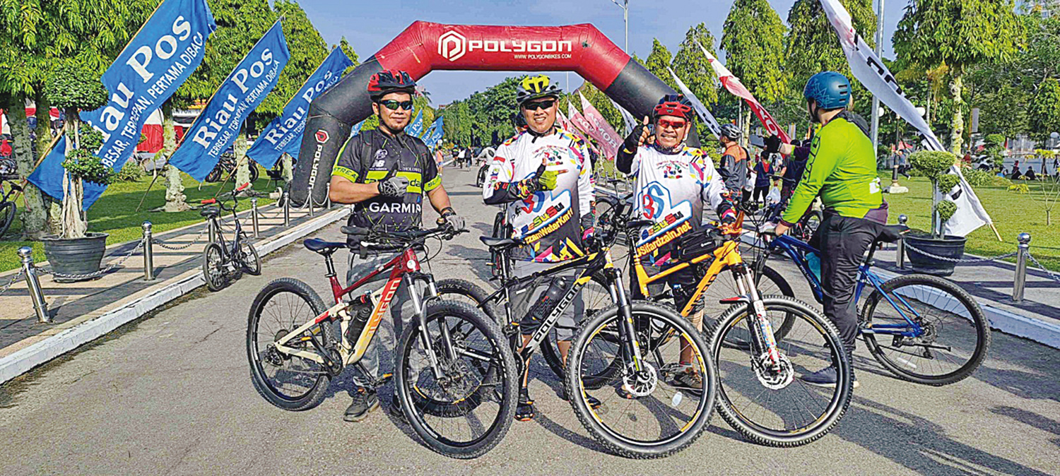 Komunitas sepeda SeSuKa Bike Koto Gasib-Siak foto bersama saat mengikuti iven gowes yang ditaja Riau Pos, beberapa waktu lalu.