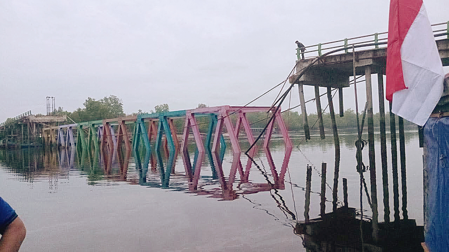 Kondisi Jembatan Sungai Perumbi yang ambruk hingga menutup akses keluar-masuk perahu dari hulu dan hilir sungai, Kamis (22/1/2026).