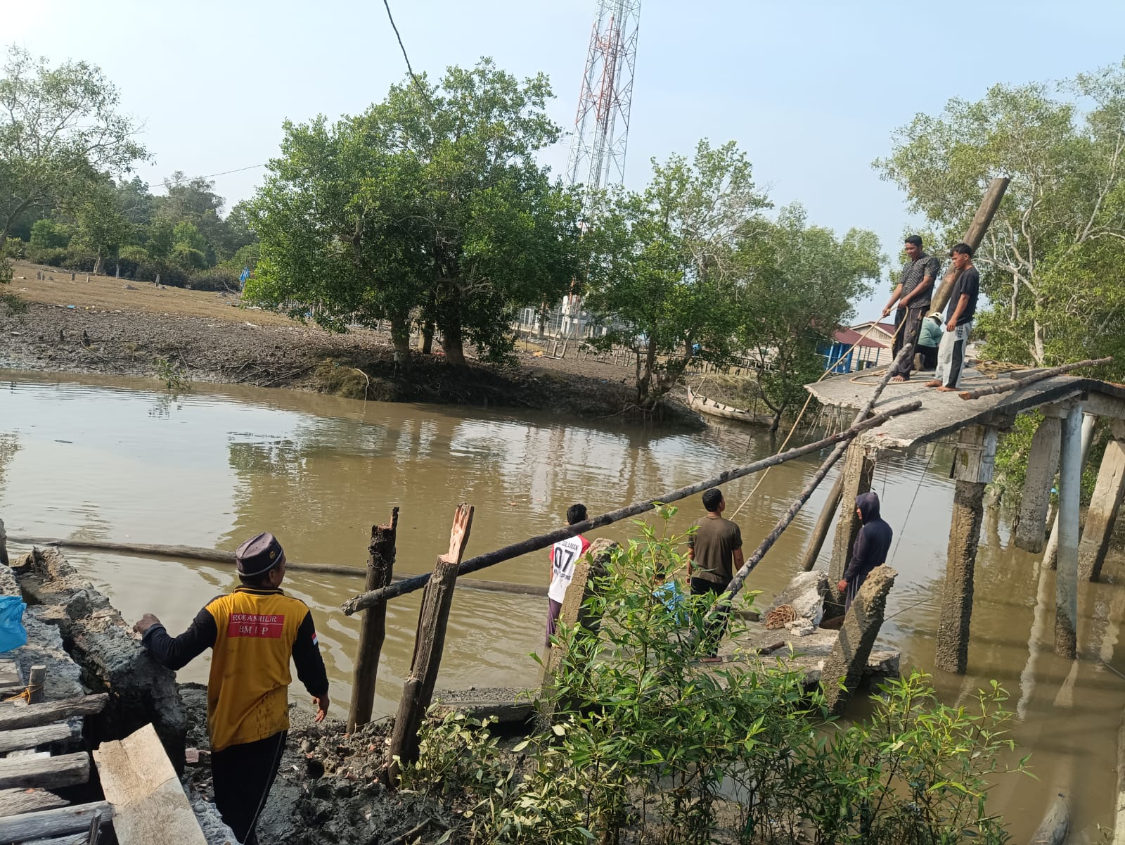 Perbaikan swadaya dilakukan terkait ambruknya jembatan Raja Ali Haji di wilayah Kepenghuluan Teluk Pulai, Kecamatan Pasir Limau Kapas, Rohil, Jumat (23/1/2026).