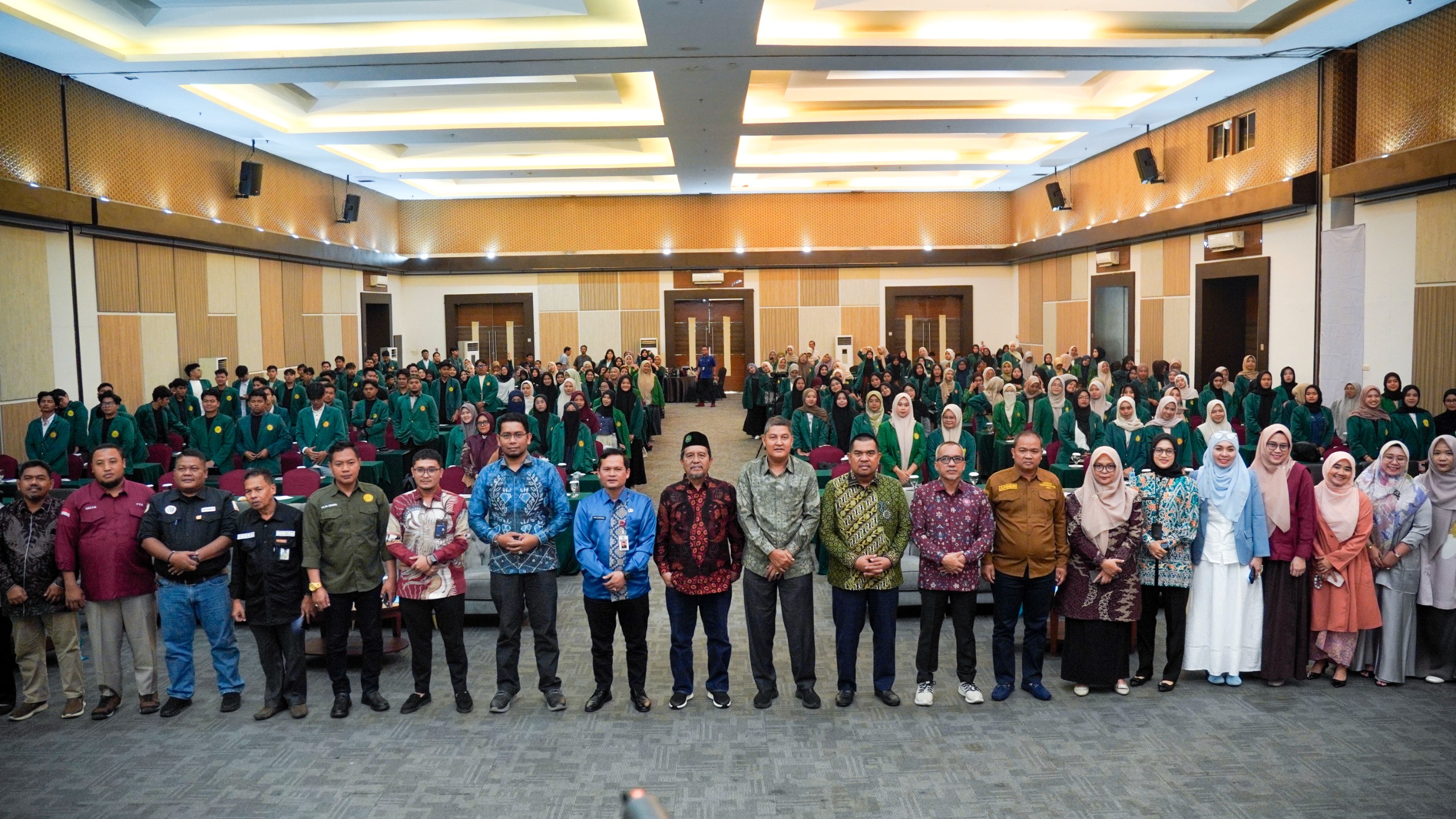 Para pimpinan Universitas Muhammadiyah Riau, mahasiswa penerima beasiswa dan pimpinan Pemerintah Provinsi Riau foto bersama, Kamis (22/1/2026).