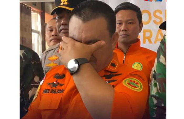 Mengusap kedua mata, Kasiops Kantor SAR Kelas A Makassar Andi Sultan tak kuasa menahan tangis saat mengumumkan temuan jenazah ke-10 korban pesawat ATR 42-500 pada Jumat (23/1/2026).
