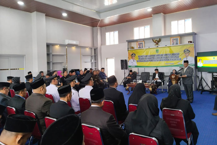 Bupati Rohil H Bistamam sampaikan sambutan pada pelantikan puluhan pejabat administrasi, camat dan kepala puskesmas di Bagansiapiapi, Jumat (23/1/2026).