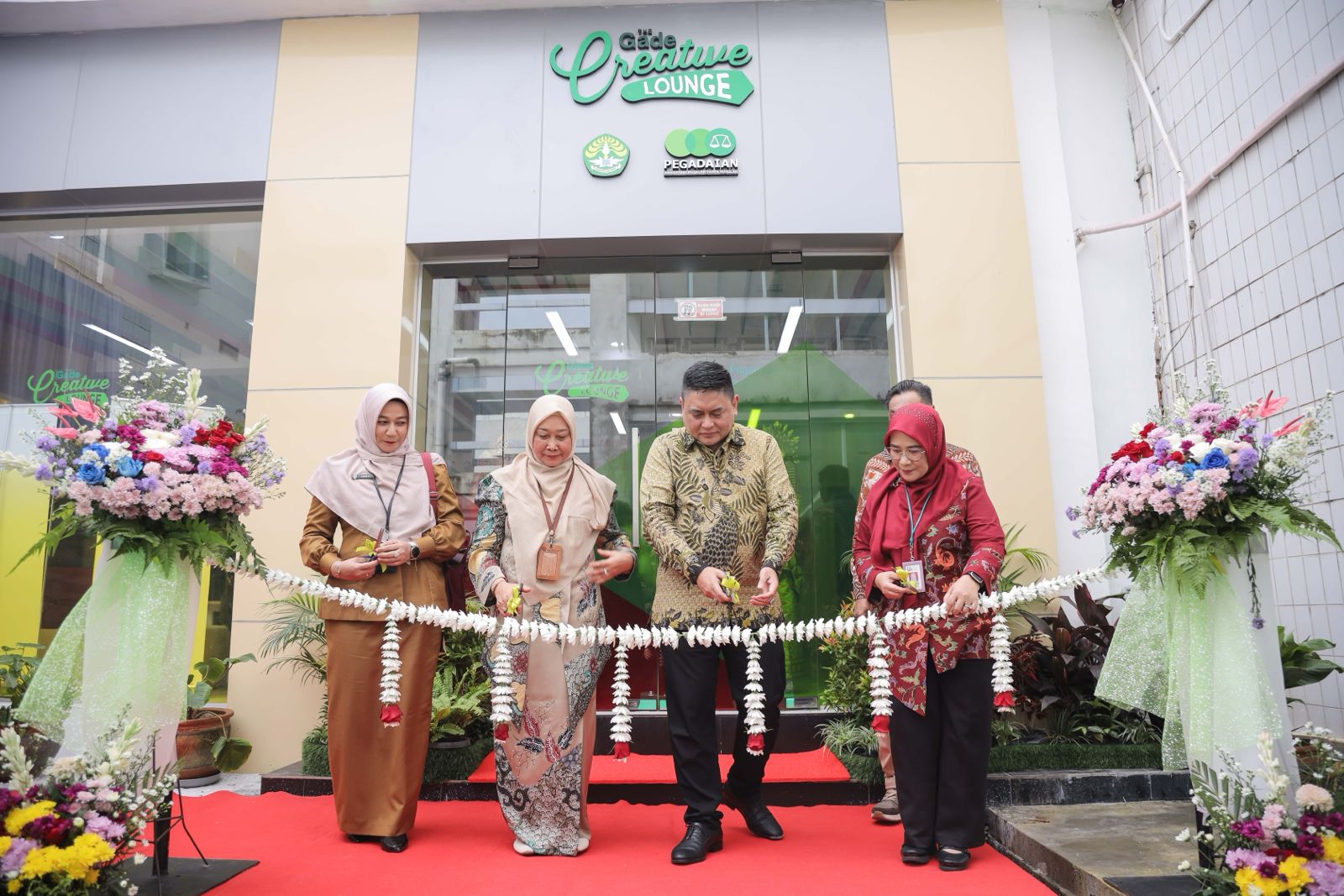 Prosesi pengguntinhan pita yanh menandai peresmian The Gade Creatibe Lounge Pegafaian ke-24 di Universitas Riau belum lama ini.