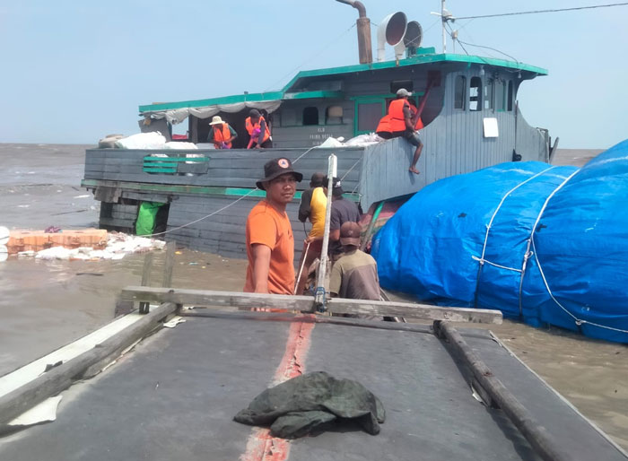 Kapal bermuatan sembako KLM Ima Setia karam akibat dihantam ombak besar serta angin kencang di perairan pantai Sepahat Selat Bengkalis, Kecamatan Bandar Laksamana, Jumat (23/1/2026) subuh.