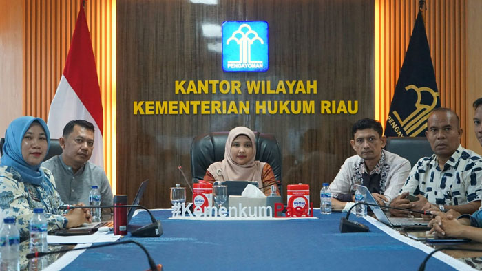 Para pejabat utama Kanwil Kemenkum Riau mengikuti Raker Teknis Program Pembinaan Hukum Nasional 2026 secara virtual dari Pekanbaru pada Kamis (22/1/2026).