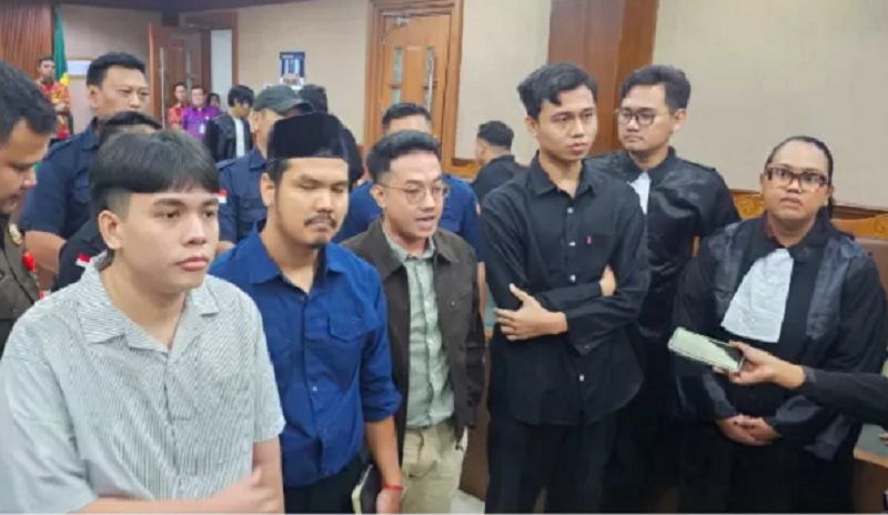 Mahasiswa Universitas Khariq Anhar (ketiga dari kanan) saat menjalani persidangan di Pengadilan Negeri Jakarta Pusat.  Eksepsi Khariq dikabulkan hakim.