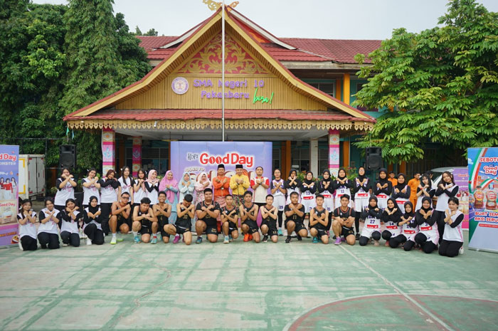 Perwakilan Sponsor, Majelis Guru, Tim Basket Putra dan Putri, dan tim Dance SMAN 10 Pekanbaru foto bersama saat roadshow Kopi Good Day Goes to School  di  SMAN 10 Pekanbaru, Jumat (23/1/2026).