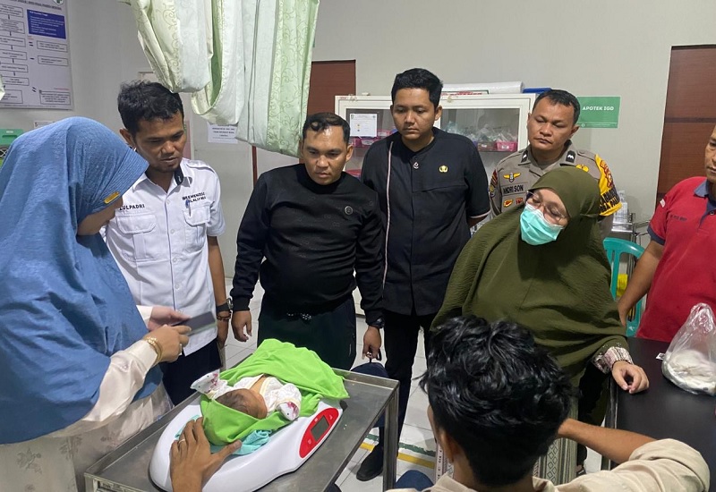 Bayi yang ditemukan di pinggir jalan lintas Pekanbaru-Bangkinang dibawa ke Puskesmas Tambang dan mendapatkan penanganan awal di Unit Gawat Darurat (UGD), Jumat (23/1/2026