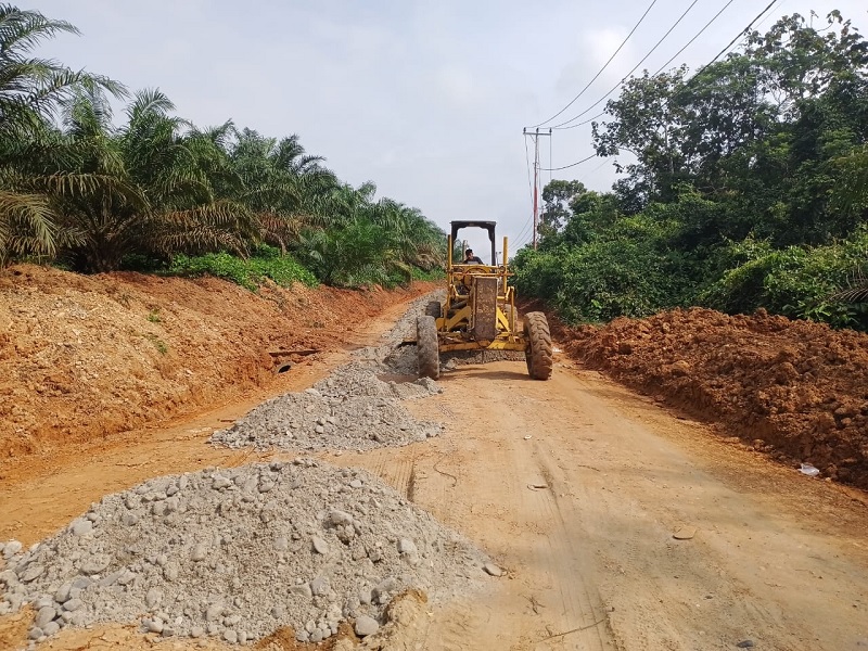 Alat berat Dinas PUPR Rohul sedang melaksanakan kegiatan pemeliharaan ruas jalan poros dan lingkungan desa di wilayah empat, Jumat (23/1/2026).