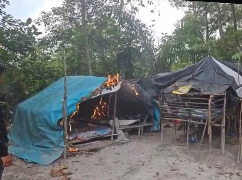 Pondok di Jalan Bathin Betuah Gg Pasir Putih, Desa Pematang Pudu Kecamatan Mandau, Bengkalis yang diduga dijadikan transaksi narkotika langsung dimusnahkan petugas dan masyarakat, Jumat (23/1/2026).