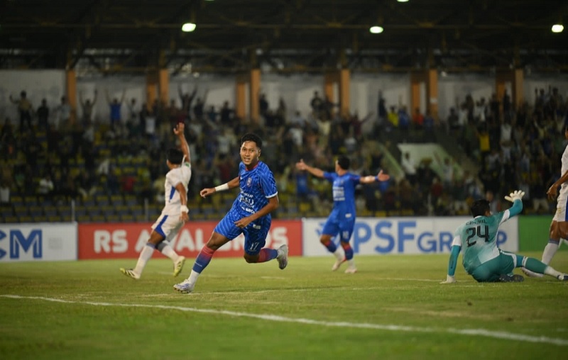 Pemain PSPS Pekanbaru Asir Asiz melakukan selebrasi usai menjebol gawang Adhyaksa FC Banten pada lanjutan pekan ke-17 Pegadaian Championship 2025-2026 di Stadion Kaharuddin Nasution, Rumbai.