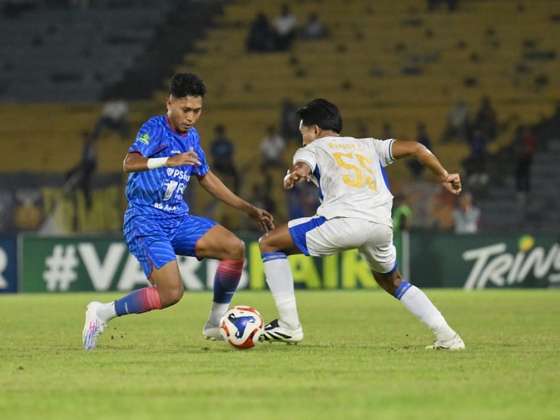 Pemain PSPS Pekanbaru Asir Asiz (kiri) berusaha melewati pemain Adhyaksa FC Banten pada lanjutan pekan ke-17 Pegadaian Championship 2025-2026 di Stadion Kaharuddin Nasution, Rumbai, Pekanbaru.