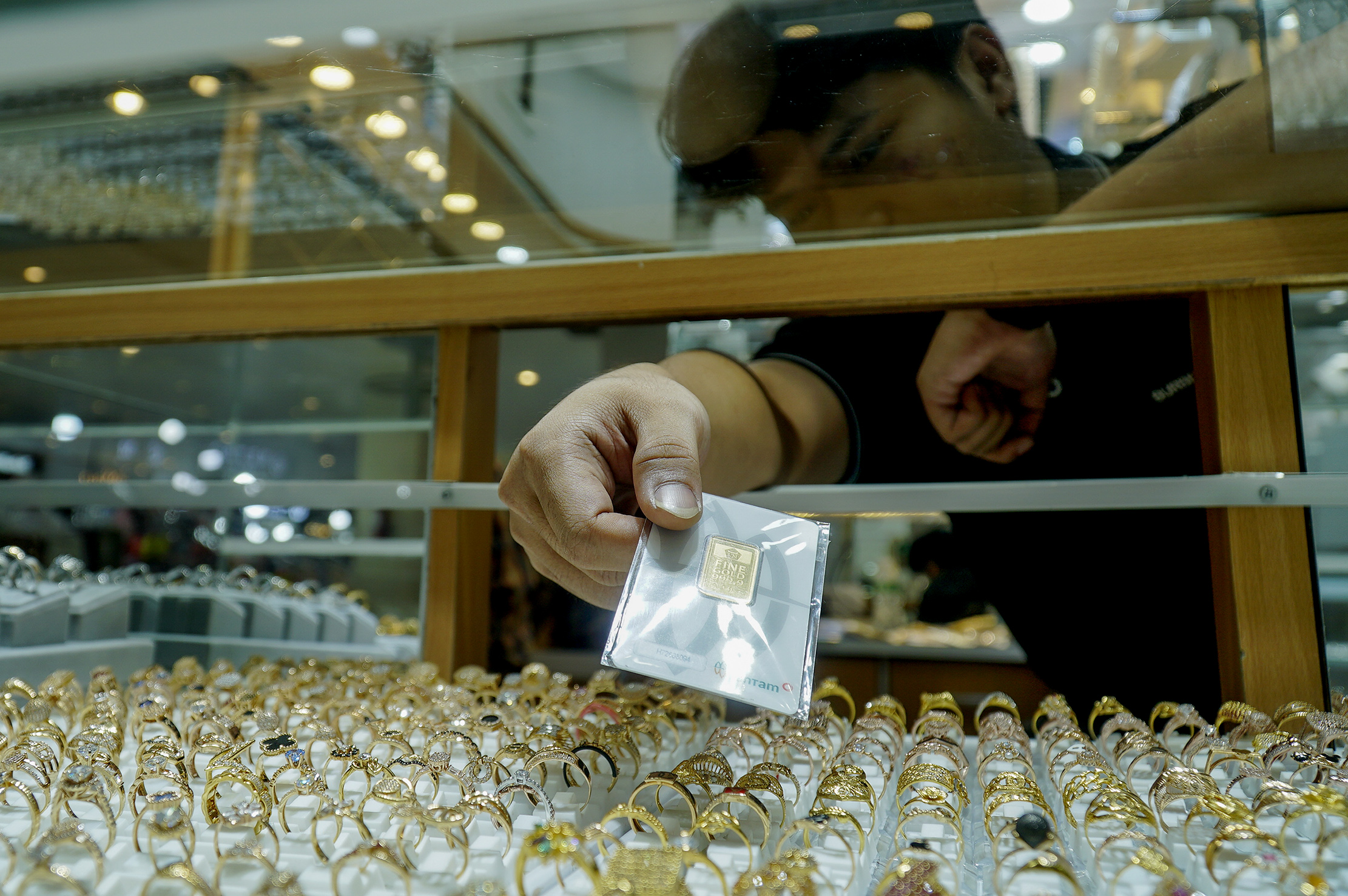 Pedagang memperlihatkan emas mulia seberat 10 gram di Toko Emas Asia STC, Pekanbaru, Kamis (22/1/2026).